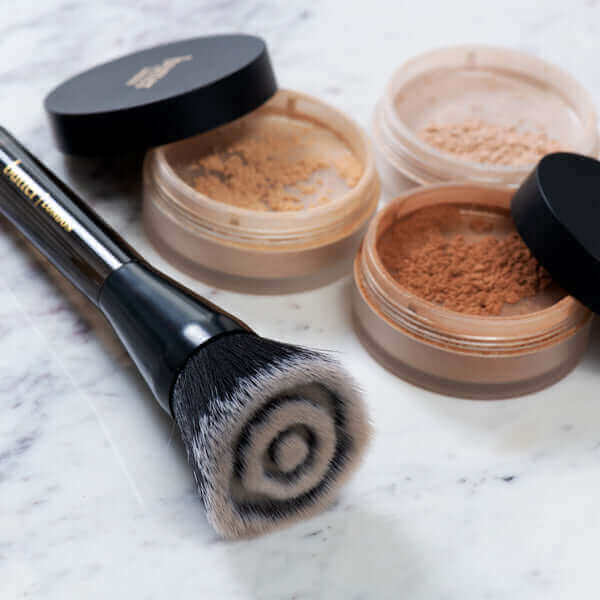 butter LONDON - LumiMatte Blurring Finishing & Setting Powder in Medium / Tan